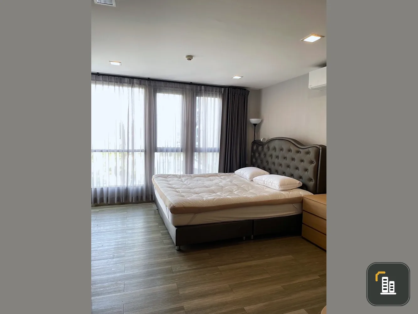 For sale or rent: Monique Sukhumvit 64, 1 large bedroom, corner room, fully furnished, swimming pool view, ready to move in immediately.