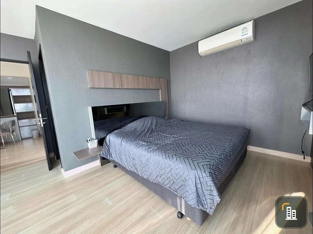 Condo for rent, Skywalk and Wells Residence, nice room, 28th floor, high view, lots of usable space, hurry and book.
