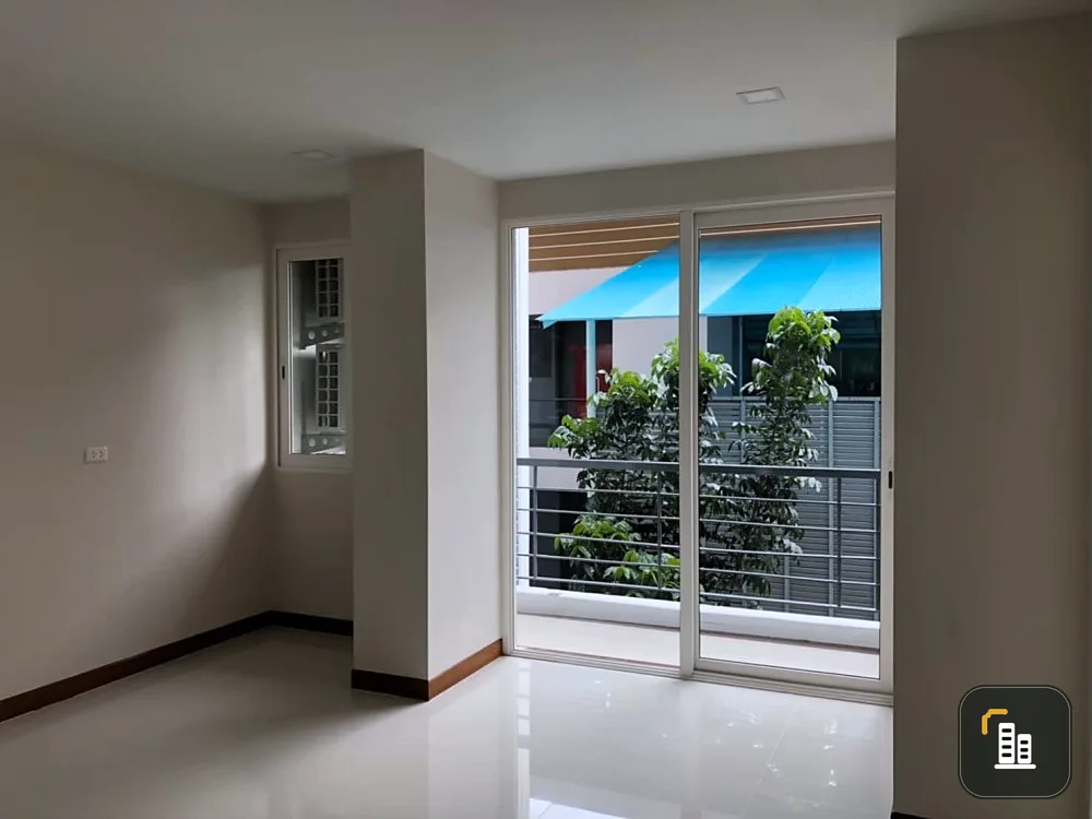 For sale: Airlink Residence Romklao, wallpapered throughout the room, clean and airy, very comfortable. Interested? Book now!
