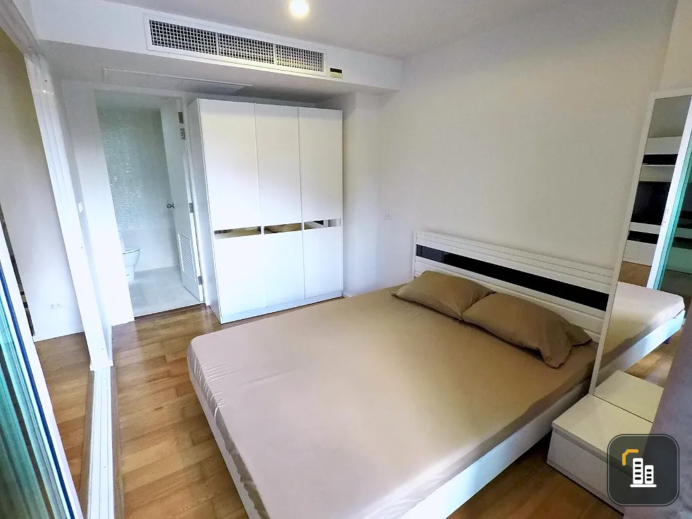 For sale: Focus on Saladaeng, 3rd floor, corner room, fully furnished and equipped with electrical appliances. Reserve now, urgently!