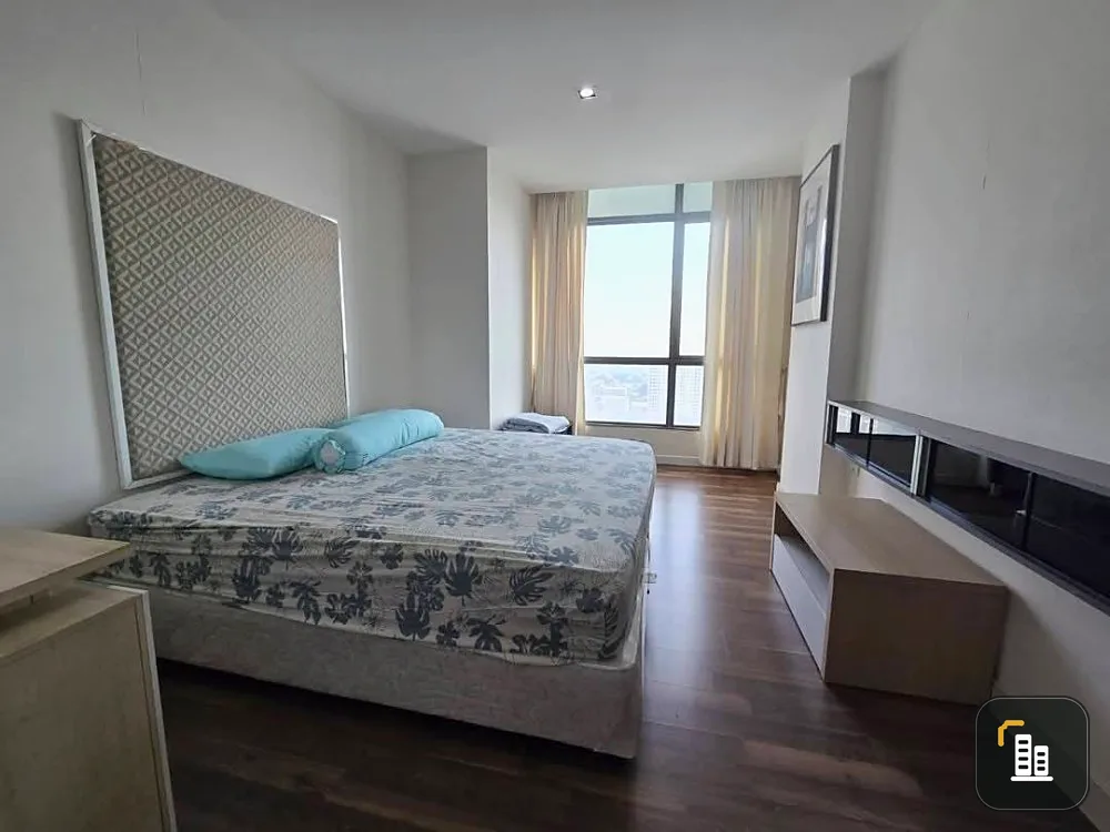 For rent: The Room Sukhumvit 62 with a 55" big screen TV, complete electrical appliances, high floor, great ventilation. Hurry, it'll be gone soon.
