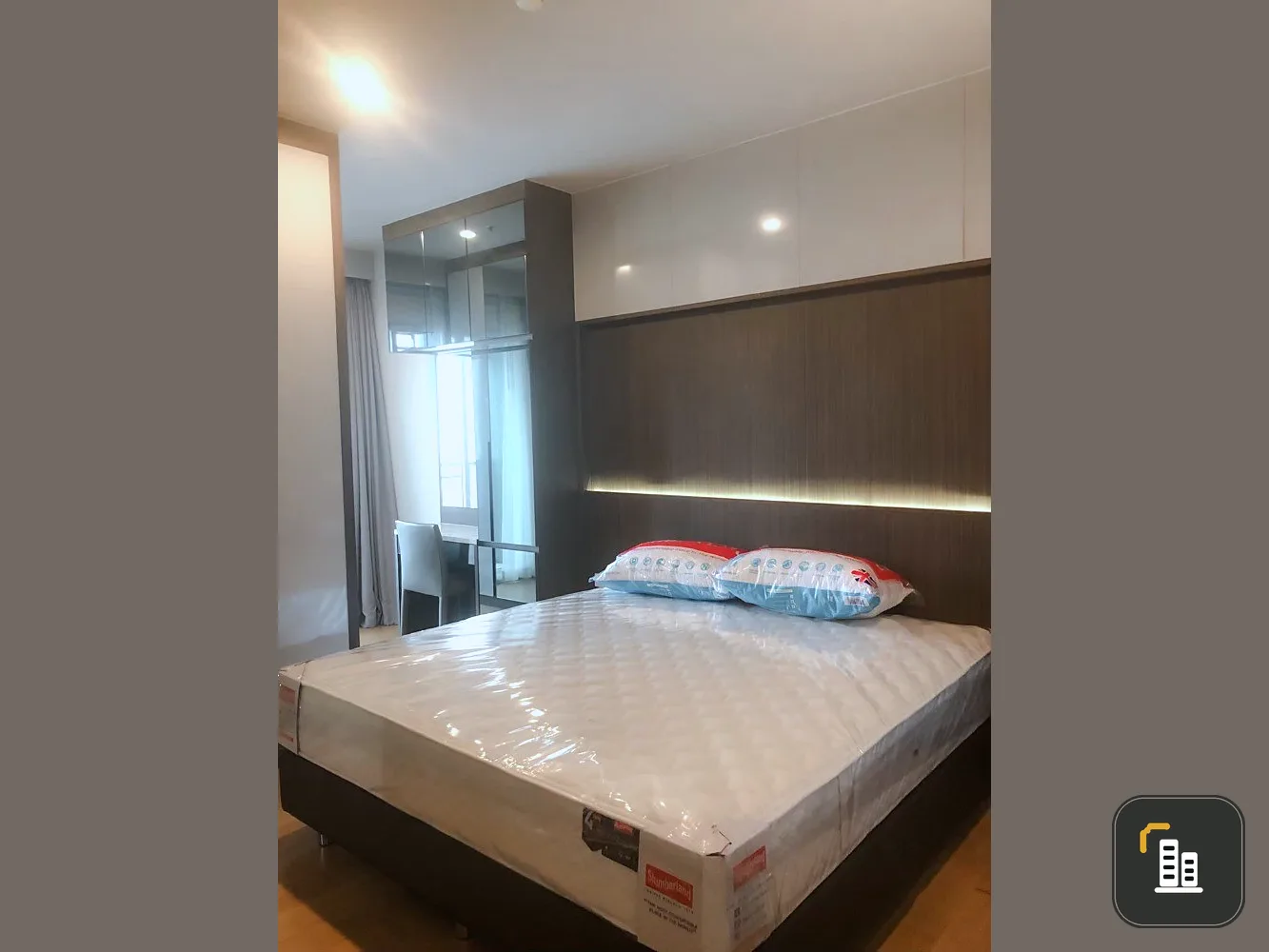 For sale, for rent!! Condo Hive at Sathorn, new, nice room, 23rd floor, good location near shopping areas. Hurry and reserve now!!