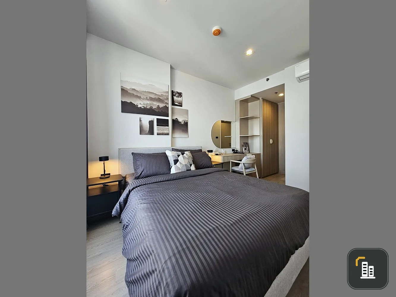 For rent: Reference Sathorn-Wongwian Yai, fully furnished, ready to move in, balcony with beautiful city view, just bring your bags and move in.