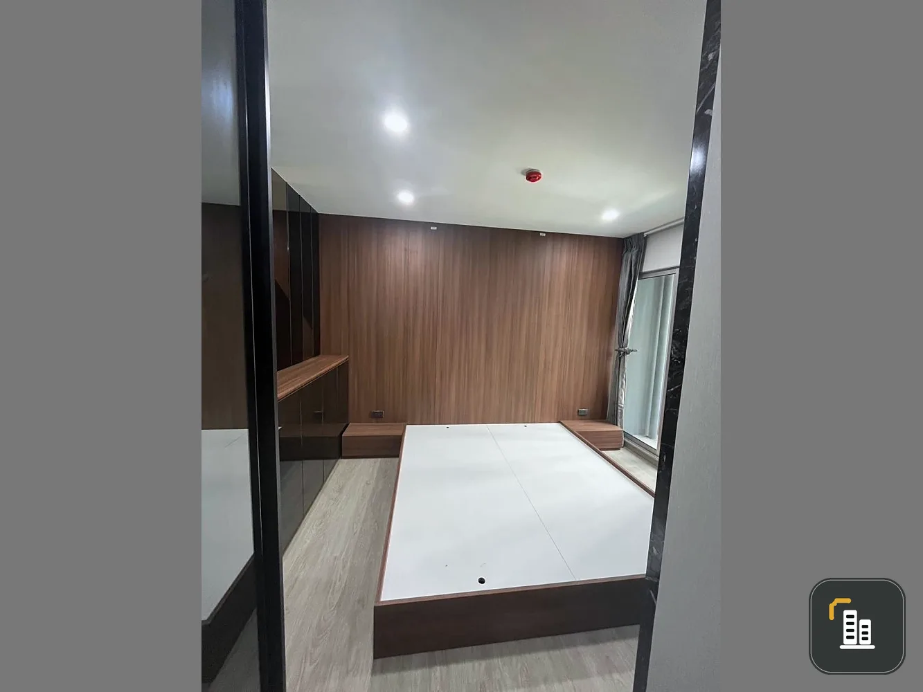 For sale: Plum Condo Chaengwattana Station, large room, 3rd floor, swimming pool view, well-built-in throughout the room. Interested? Book now!