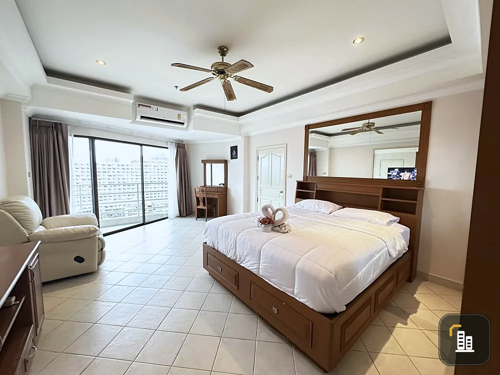 For sale, Jomtien Sea View Condominium 1-8 (Jomtien), beautiful view of the sea, spacious and magnificent room, don't miss it.
