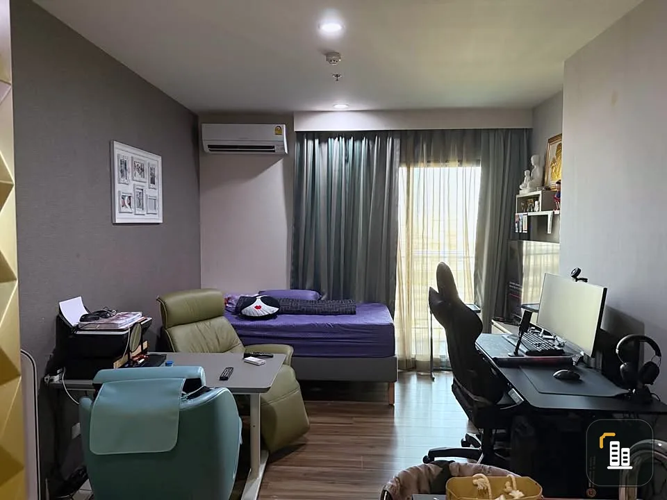 For sale: Teal Sathorn - Taksin, beautiful wallpaper throughout the room, swimming pool view, interested in owning, reserve now.