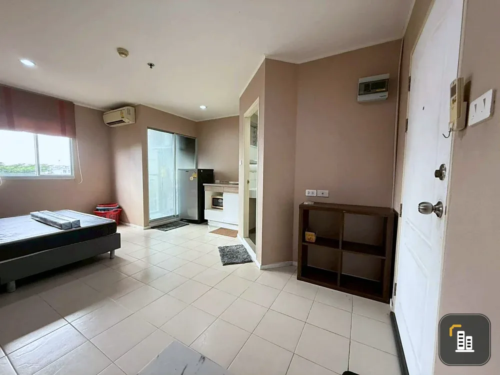 For sale: Lumpini Condo Town Ramintra - Nawamin, simply decorated, complete with furniture and electrical appliances.