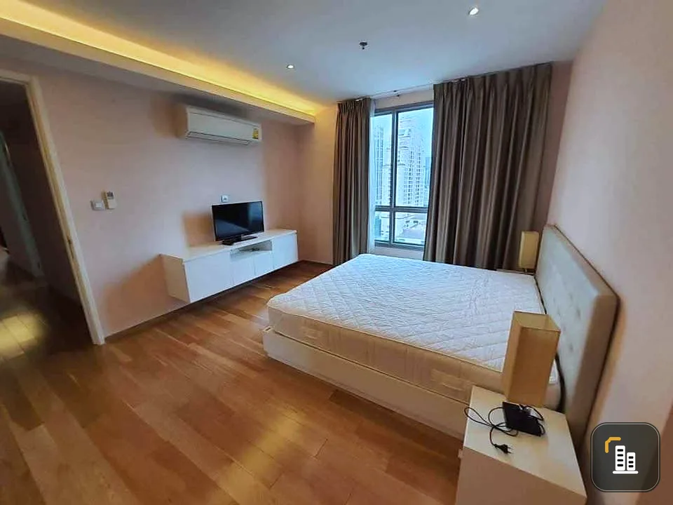 For sale: H Condo Sukhumvit 43, 3 bedrooms, 2 bathrooms, lots of usable space, beautiful city view. If it's this good, what are you waiting for?