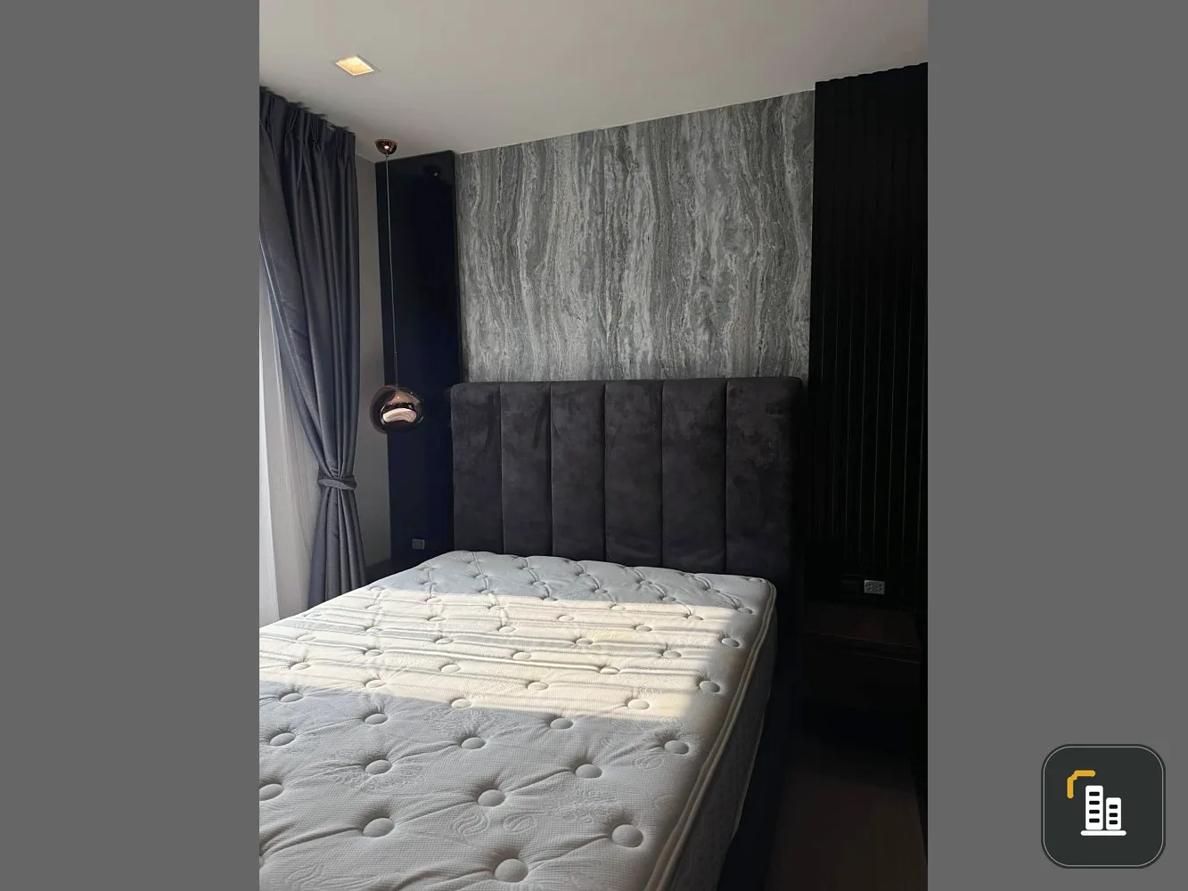 For sale or rent: Life Sukhumvit 62, built-in furniture throughout the room, decorated in cool dark tones, very good condition, ready to move in.