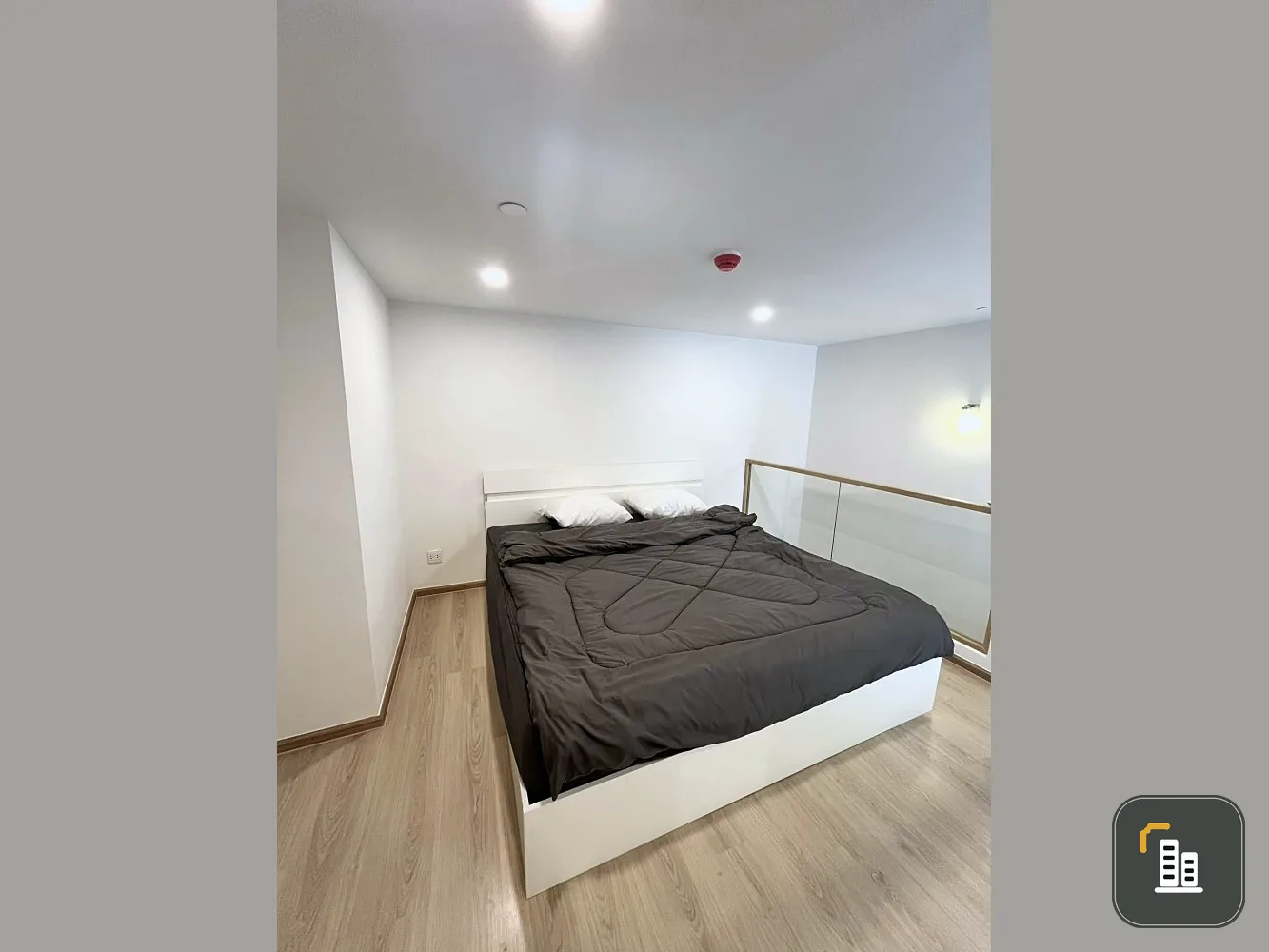 For rent: Life Rama 4 Asoke, beautifully decorated room, complete with amenities. If you don't book, you'll regret it, I'm telling you.
