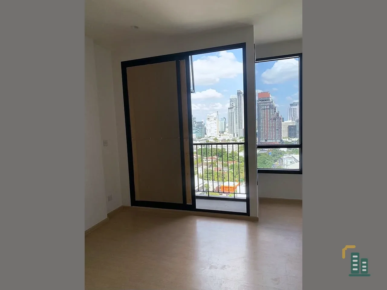 For sale: Maru Ekkamai 2, 20th floor, very high, city view, great feel, airy, empty room, don't miss it.