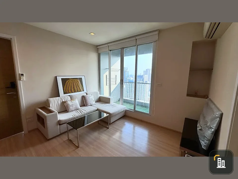 For sale: Rhythm Phahon-ari, very high floor, great view, no tall buildings, no view blocked, balcony not attached to anyone, very worth booking.