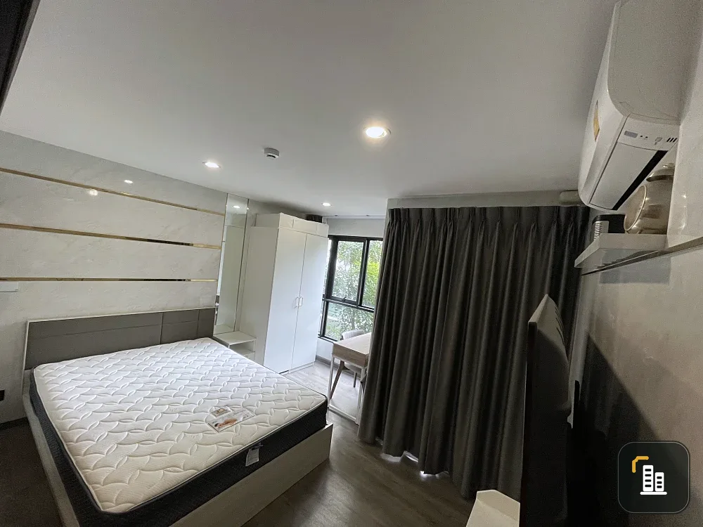 For rent: Asher Prive Suthisan, beautifully decorated room in luxury style, white and gold throughout the room, ready to move in, fully furnished.