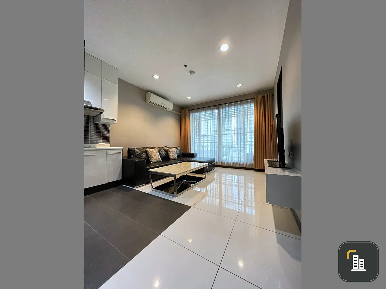 For sale: The Address Siam, located in the heart of the city, 9th floor, fully built-in, ready to move in. Book now and you won't be disappointed.