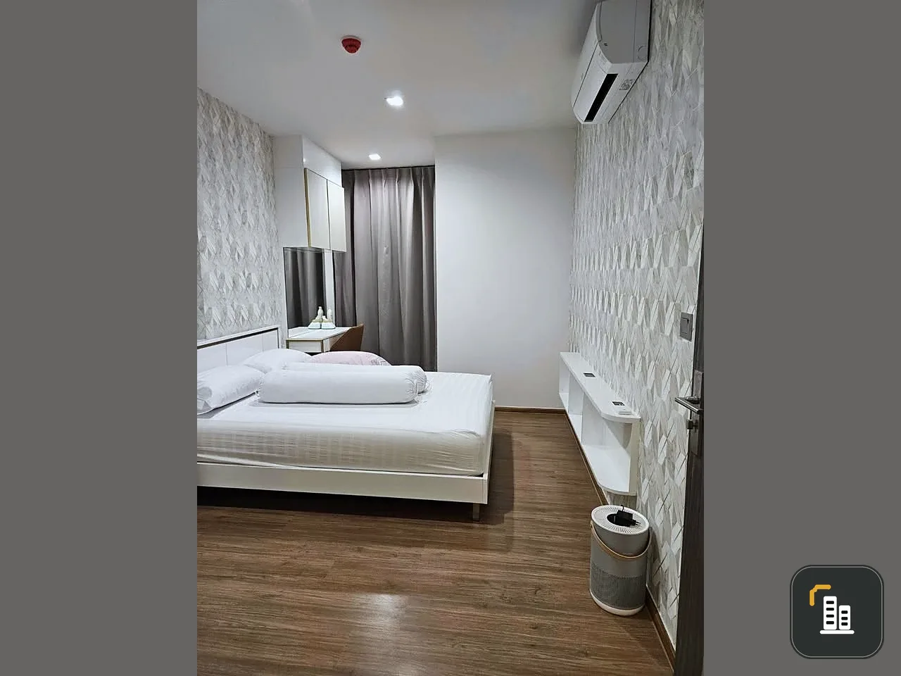 For rent: Q Prasarnmit, decorated with built-in furniture, beautiful design, comfortable to live in, wallpapered throughout the room, Fully Finished,