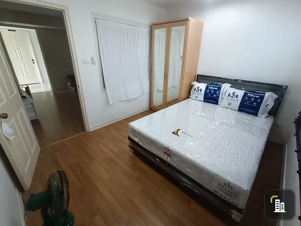 For rent Lumpini Place-Ratchada Thapra. Corner room next to the garden The room is not attached to anyone. The atmosphere is very private. Hurry up to move.