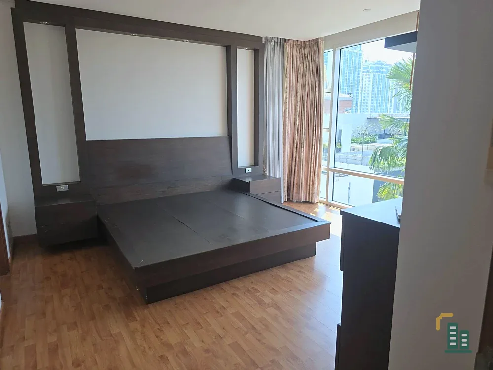 For sale: Fullerton Sukhumvit, 7th floor, 3 bedrooms, 3 bathrooms, spacious room, very comfortable, great view, very worth booking.
