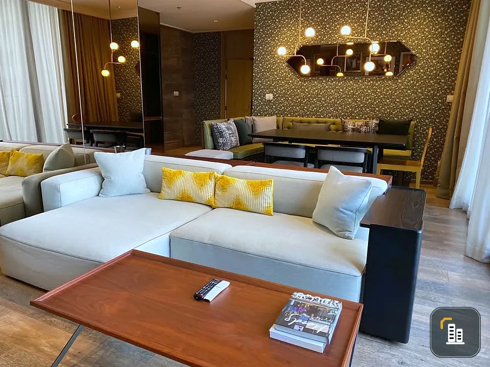 For rent: Penthouse @ Noble Ploenchit, 50th floor, very high, fully furnished, wallpapered throughout the room, hurry and grab it now!