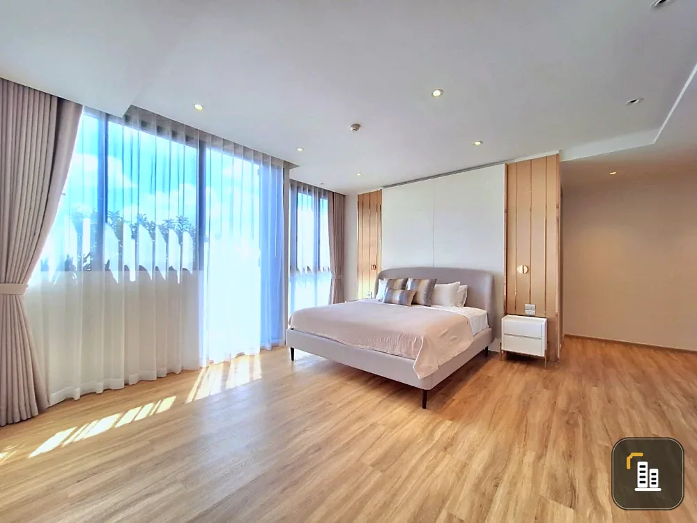 Bearing Residence for rent, spacious room, lots of usable space, great price, hurry and book now.