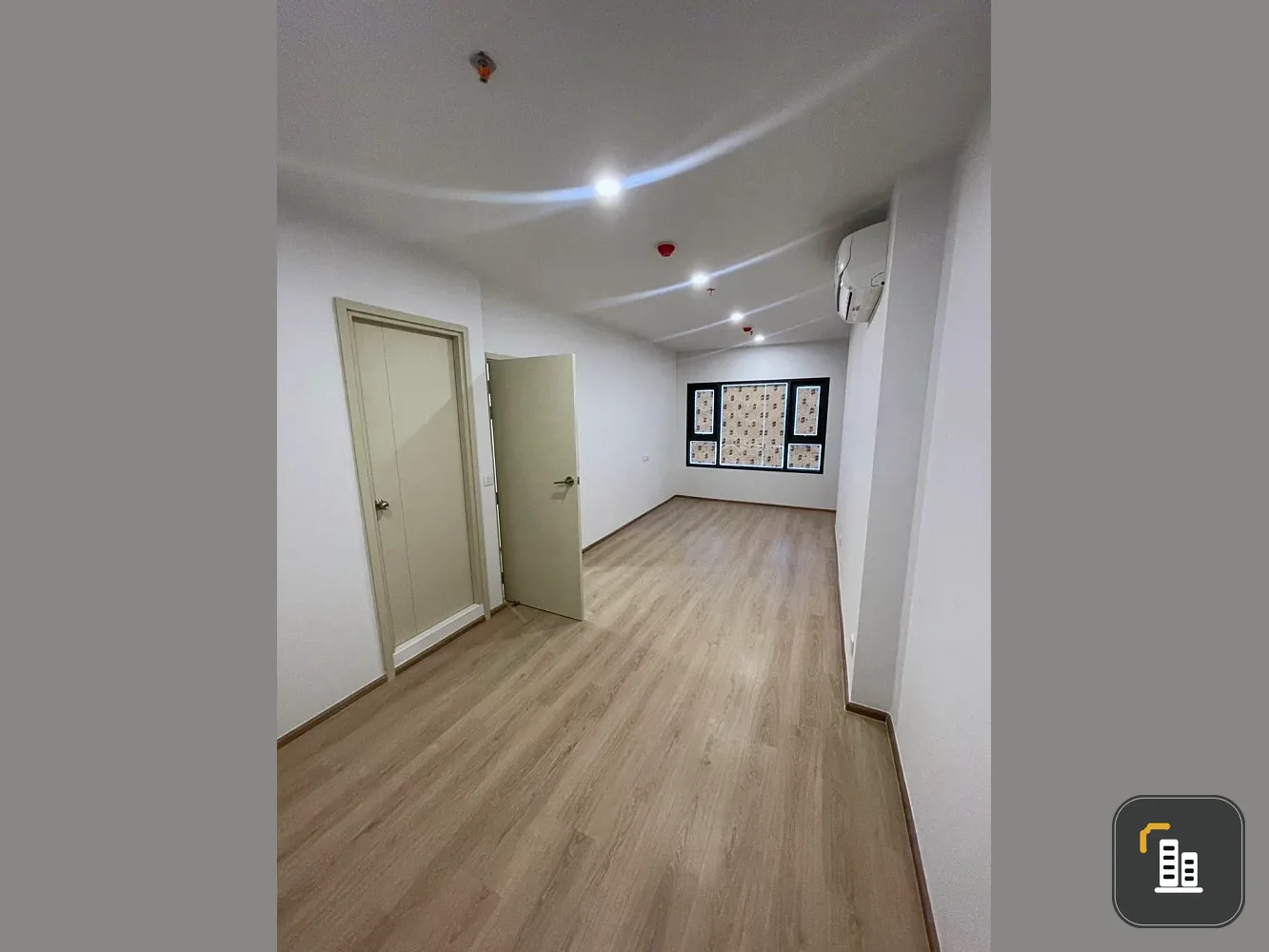 Selling down payment Life Rama 4 - Asoke 2 bedrooms, 26th floor, corner room, interested in owning, hurry and reserve now.