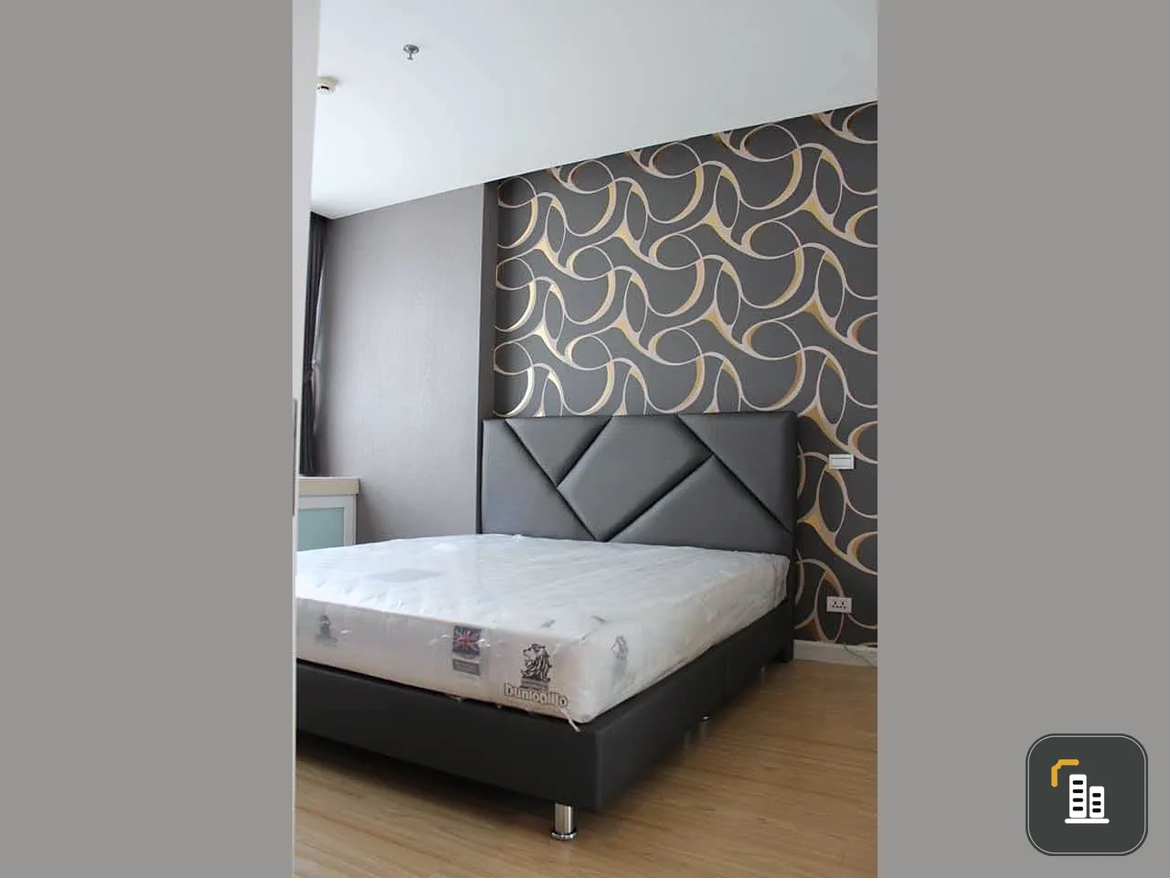 For rent: TC GREEN, separate bedroom and living room, beautiful wallpaper, quality furniture. Book now, don't hesitate.