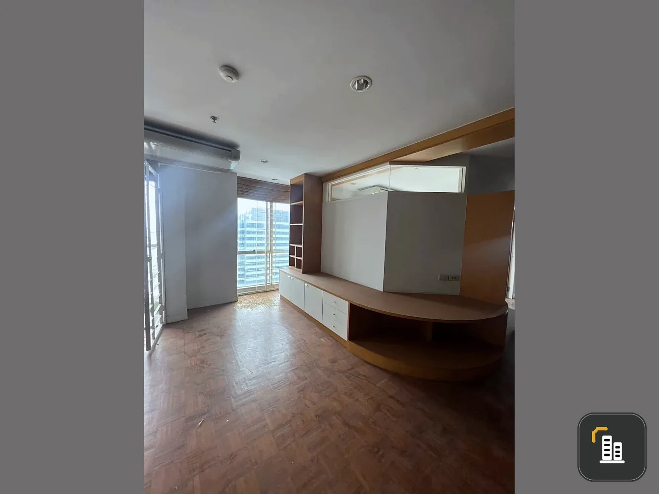 For sale Silom Suite 3 bedrooms, spacious room, good location, interested in owning, hurry and reserve now, urgent.