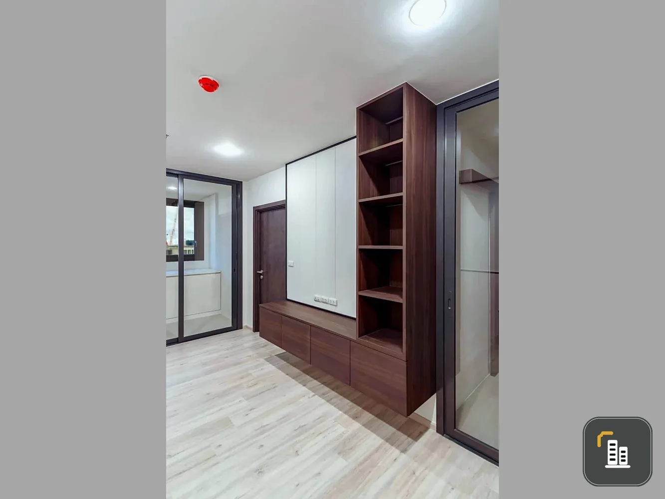 For sale: XT Huaikhwang, 8th floor, fully furnished room, ready to move in immediately. Interested in owning one? Hurry and reserve now.
