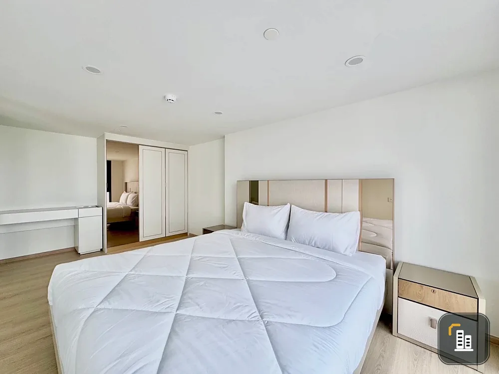 For rent!! Life Rama 4 - Asoke, 34th floor, corner room, Benjakitti Park view, fully furnished, ready to move in, don't miss it!!