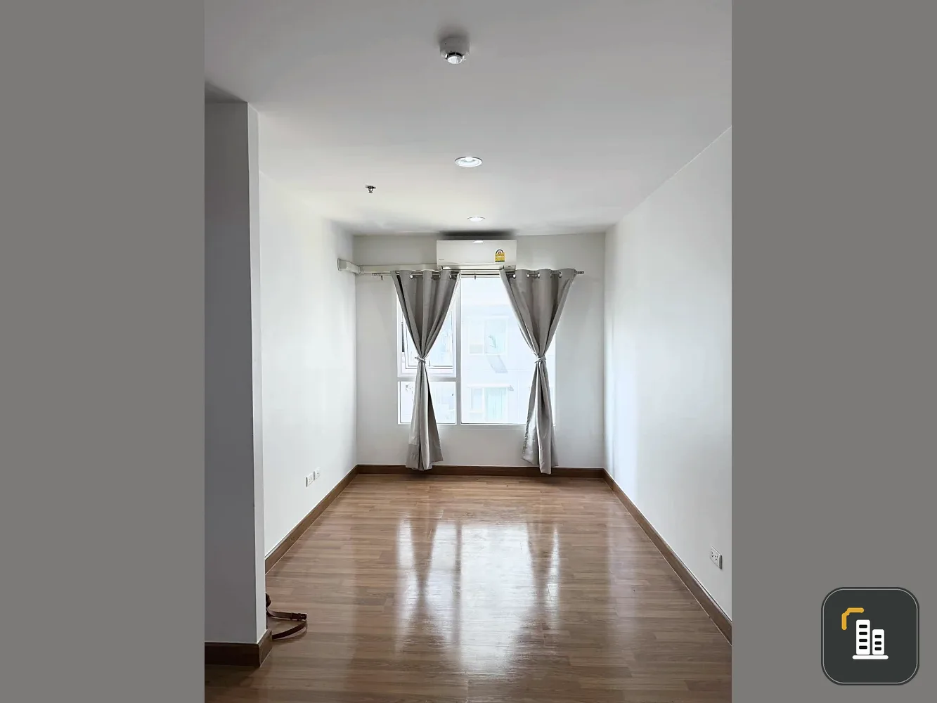 For sale: Regent Home Condo Bang Son Phase 27, empty room, reasonable price. Room decorating lovers shouldn't miss this.