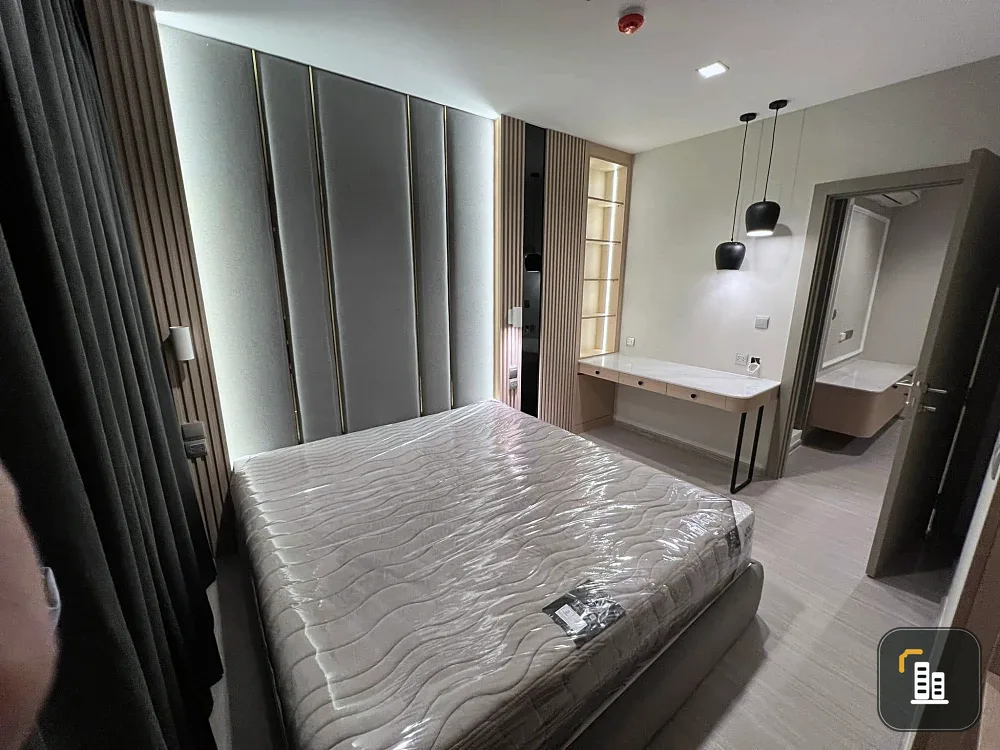 Urgent Sale/Rent: Life Asoke-Rama 9 Condo. Fully decorated and ready to move in, featuring high-quality built-in furniture. Great value—book now!