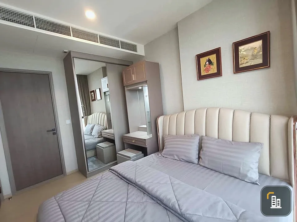 For rent: The Extra Phaya Thai - Rang Nam. Inside the room you can see Victory Monument and Santiphap Park. The bedroom is airy with a high ceiling. T