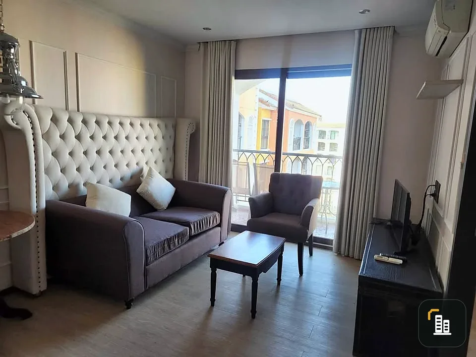For sale or rent: The Venetian Signature Condo Resort Pattaya, Deluxe room, large bed, swimming pool view, balcony, interested in booking now!