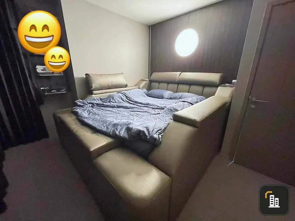 For sale, for rent, Life Asoke Hype, very high floor, decorated with simple, luxurious, expensive built-in furniture, has a large dressing room. If yo