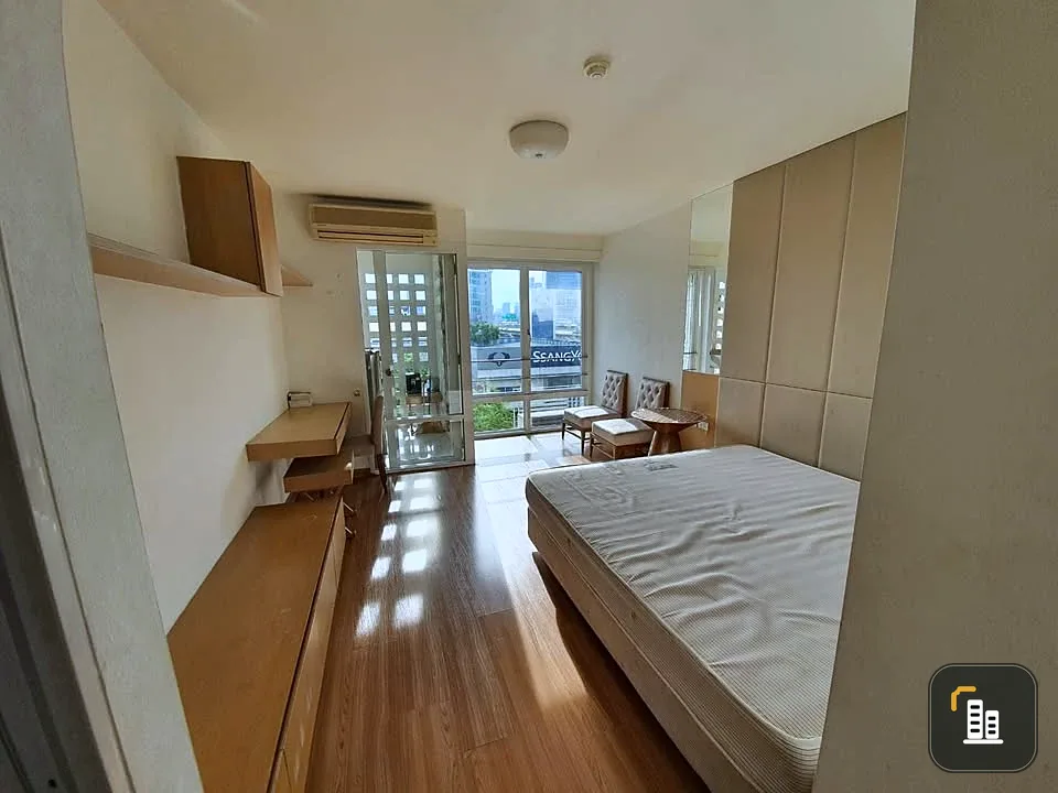 For sale: i House Rama 9-Ekkamai, good location, next to a public park and BTS, with excellent built-in furniture. If you don't reserve, you'll really