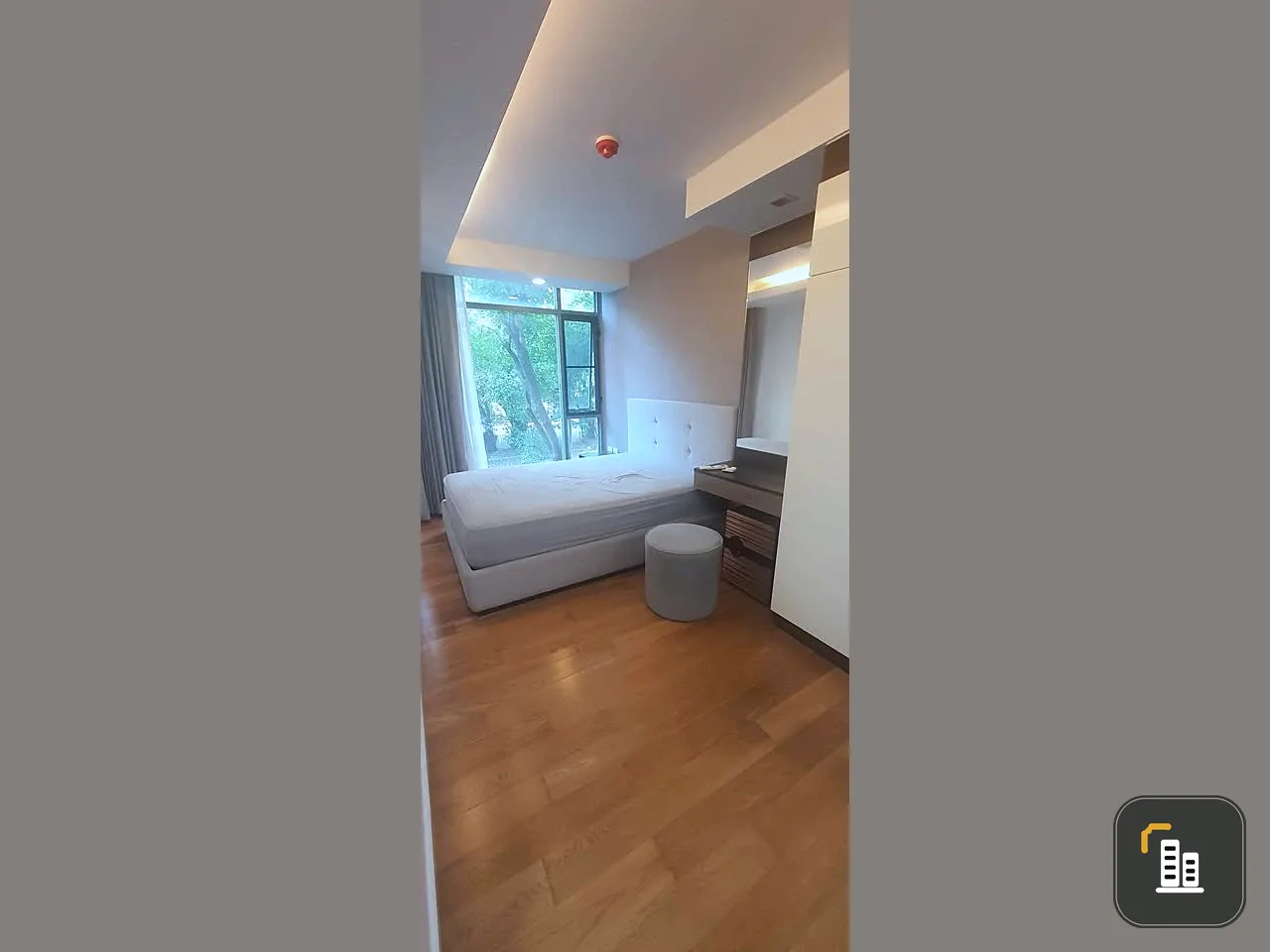 For rent: Focus at Ploenchit, 2nd floor. You can walk into the condo's lobby conveniently. The condo is ready to move in. Just bring your bags and com
