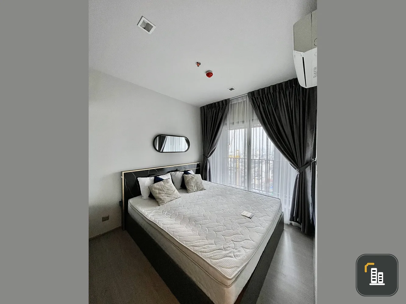 For rent: Life Asoke-Rama 9, 32nd floor, very high, great city view, minimalist style, giving a warm feeling like being at home, beautiful room, ready