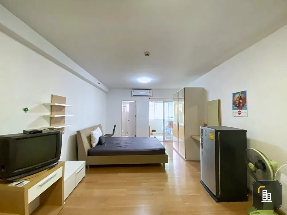 For rent Supalai Park Kaset, 4th floor, pool view, fully furnished room, ready to move in, book now, don't miss out.