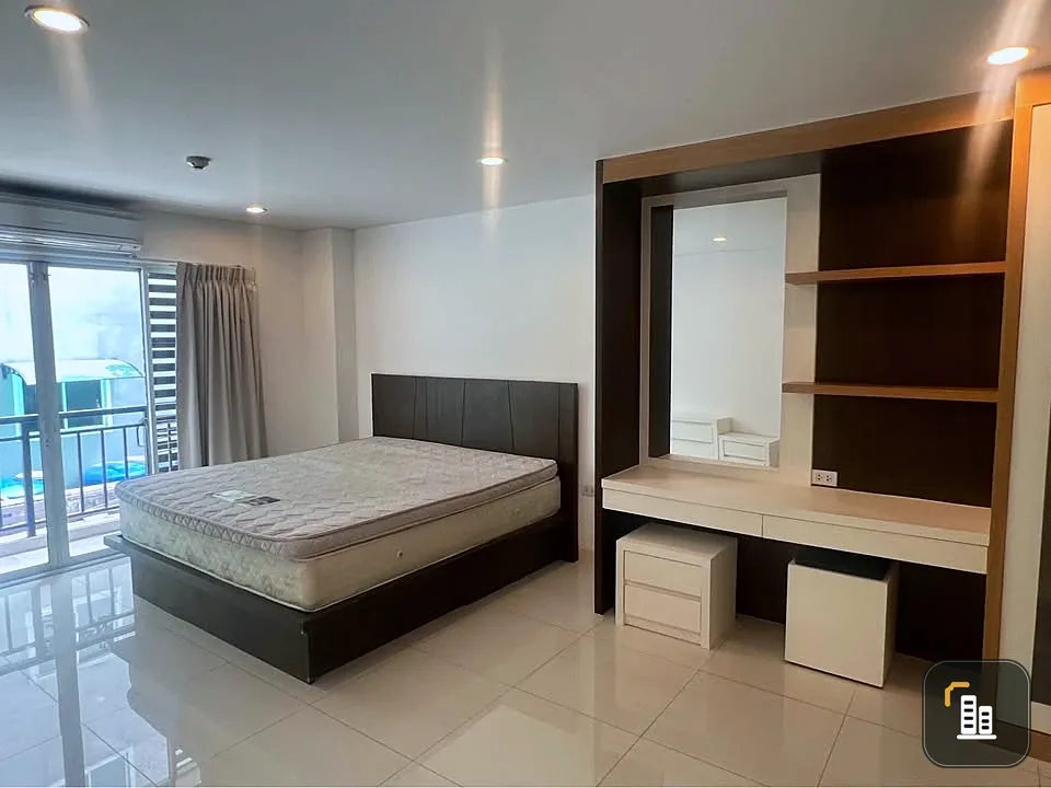 For rent: Private at Suthisan, very spacious room, very large bedroom, plenty of usable space, with excellent built-in furniture. Must book.