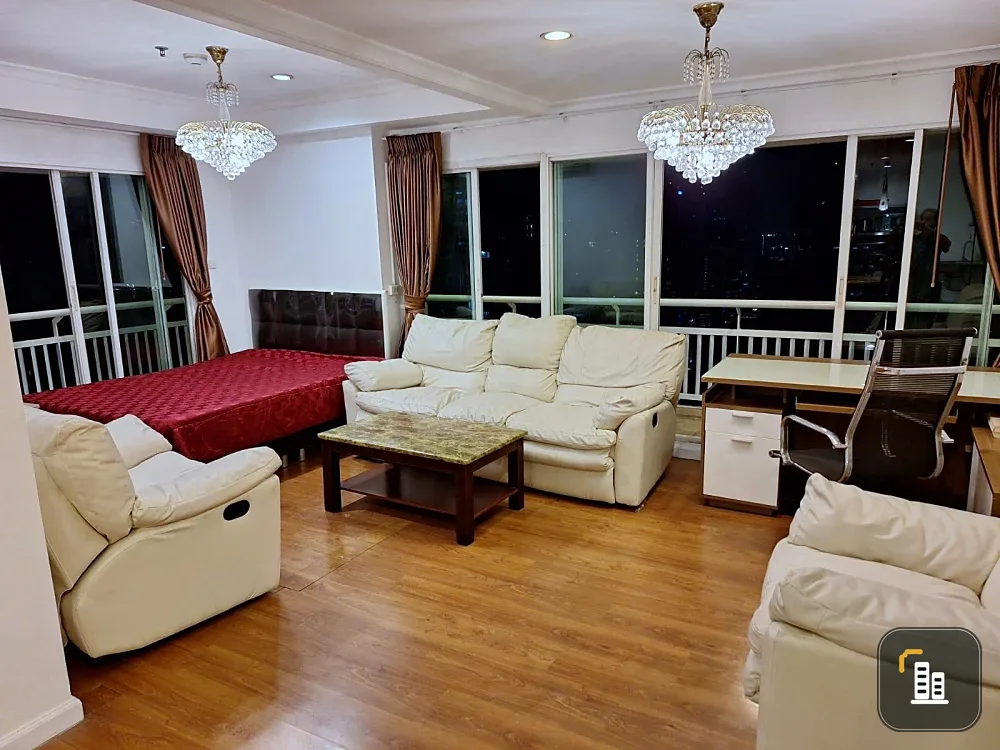 For rent: Grand Park View Asoke, 32nd floor, highest floor, clear view, with balcony on all sides, lots of space in the room, hurry and book before yo