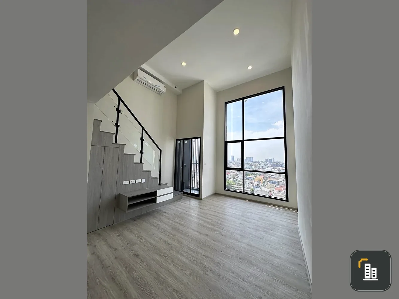 Selling down payment Origin Plug and Play Sirinthorn, 24th floor, city view room, no buildings blocking, great price, buy now.