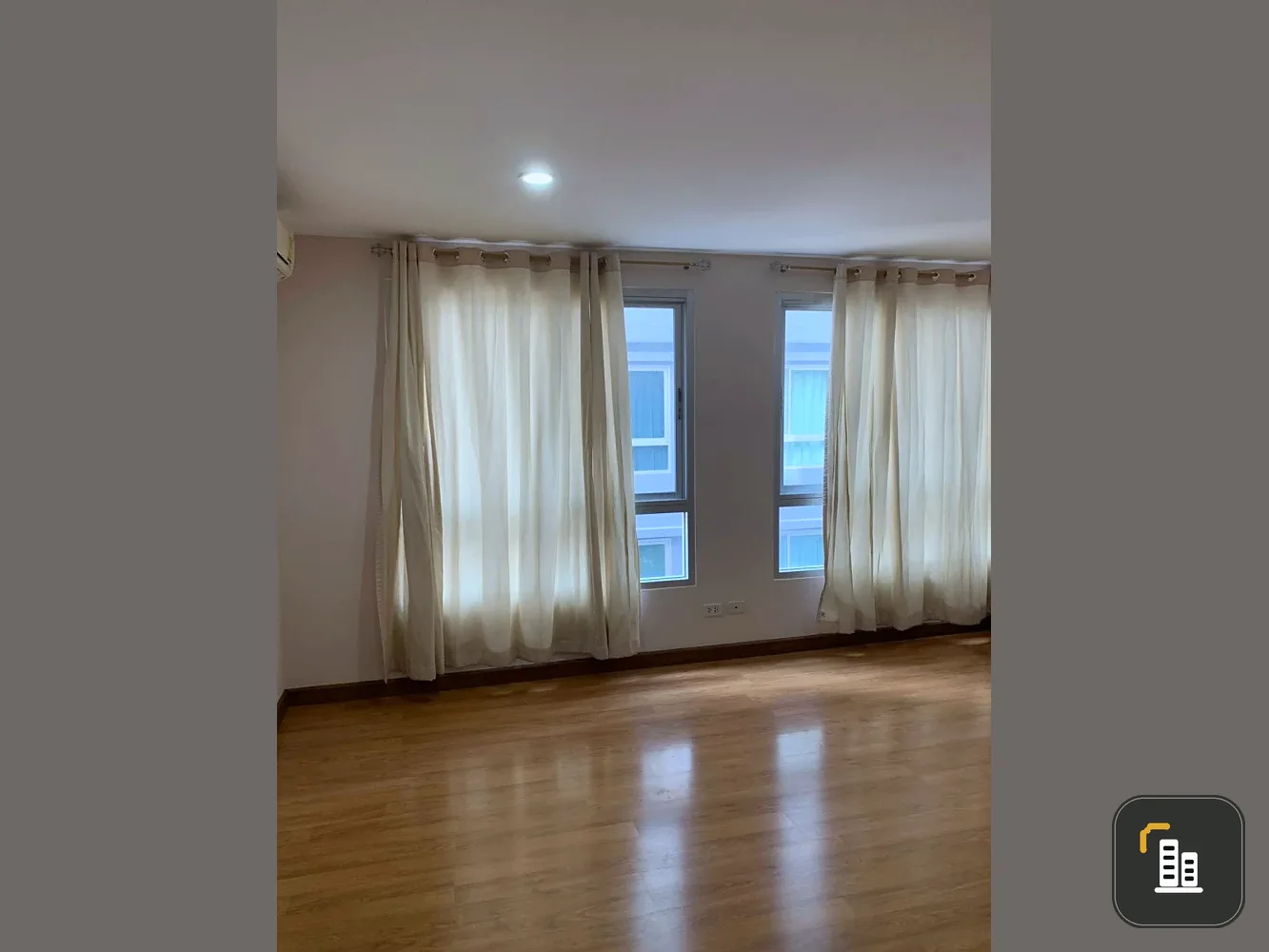 For sale: Double U Condo Phahon-Ladprao, Building B, 3rd floor, room near the elevator up-down, not hot in the afternoon, suitable for city life.