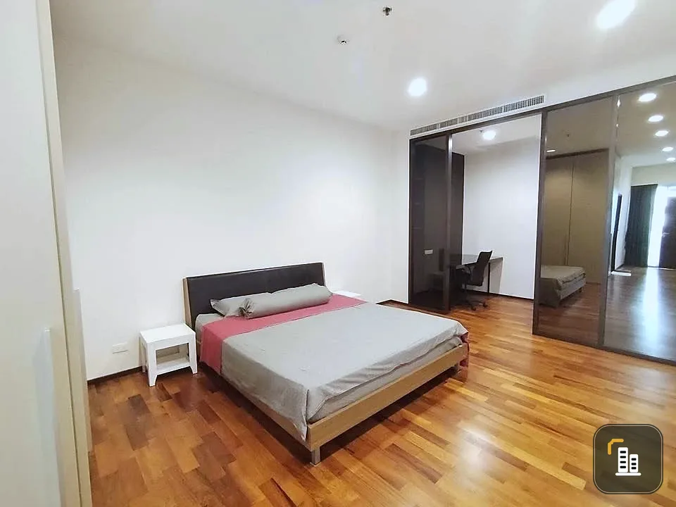 For rent: Noble Ora, spacious and airy room with a ceiling height of 3.6 meters, lots of usable space, don't miss it.