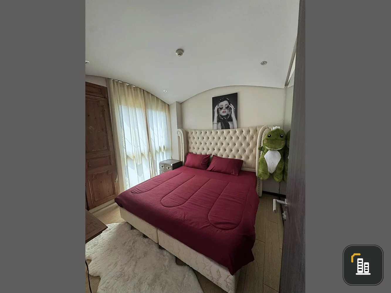 For sal Venetian Signature Condo Resort Pattaya, a condo with a Venetian-style water park, surrounded by trees, cool breezes, and a natural water vie
