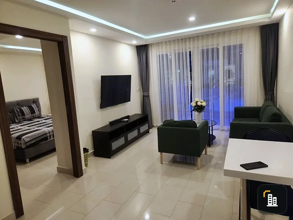 For rent: Grand Avenue Residence (Central Pattaya), room on the 1st floor with direct access to the swimming pool, very spacious area, interested in b