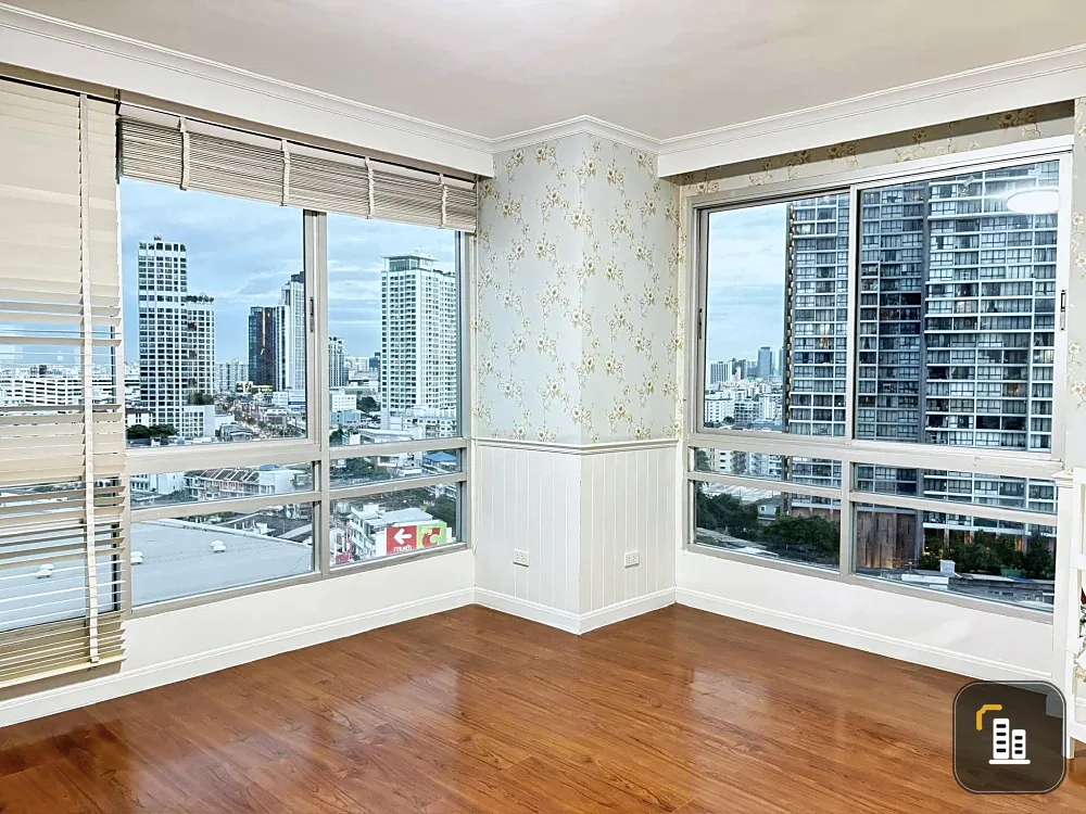For sale: The Zest Lat Phrao, peaceful atmosphere, comfortable living, great city view, very spacious room, has a large built-in wardrobe, very worth