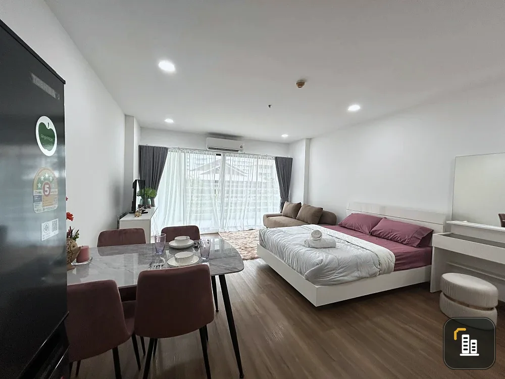 For rent, Jomtien Sea View Condominium 5, next to Dongtan Beach, can walk to, large room, wide balcony, can see the sea, must book.