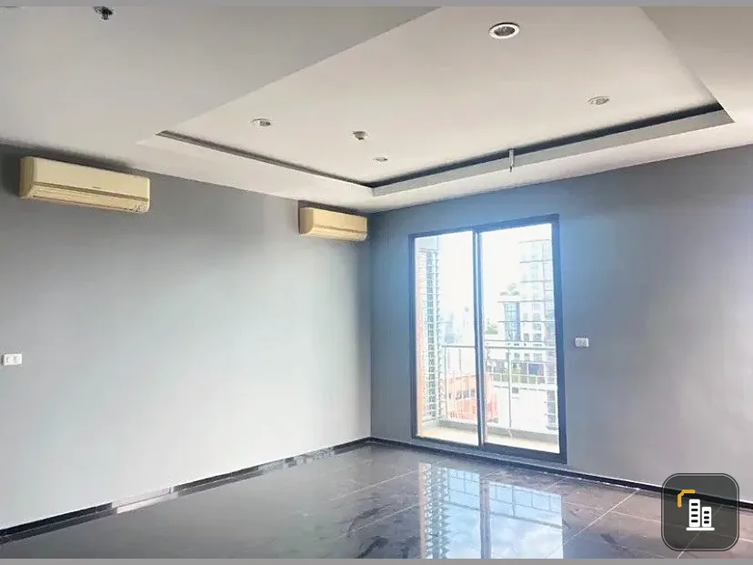 For sale: Villa Asoke, empty room, spacious usable area, 41st floor, highest point, stunning city view. Book now and you won't be disappointed.