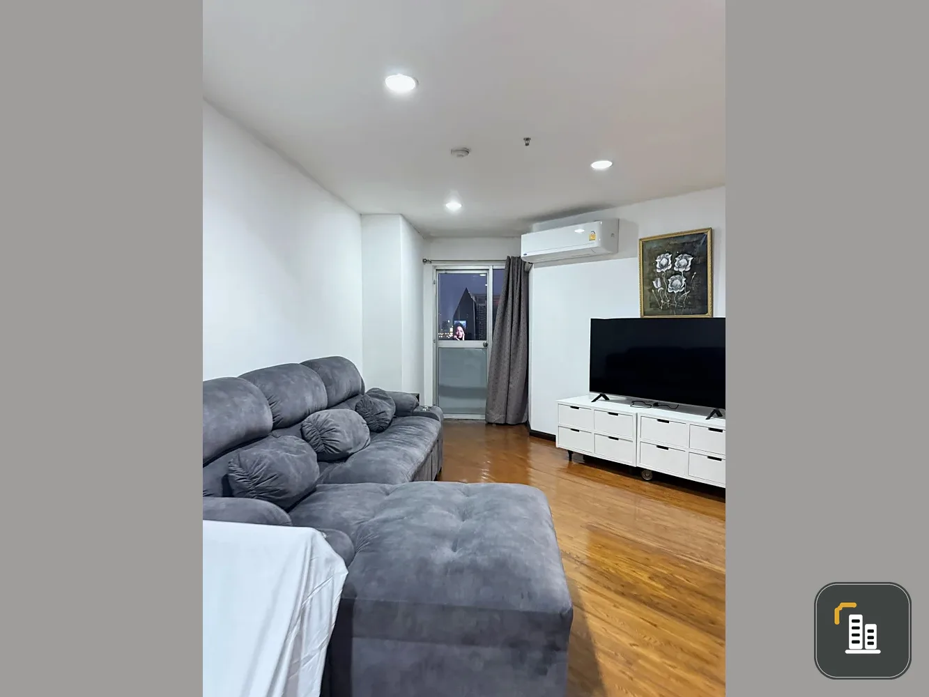 For rent: High floor, Wittayu Complex, beautiful city view, plenty of usable space, first come first served.