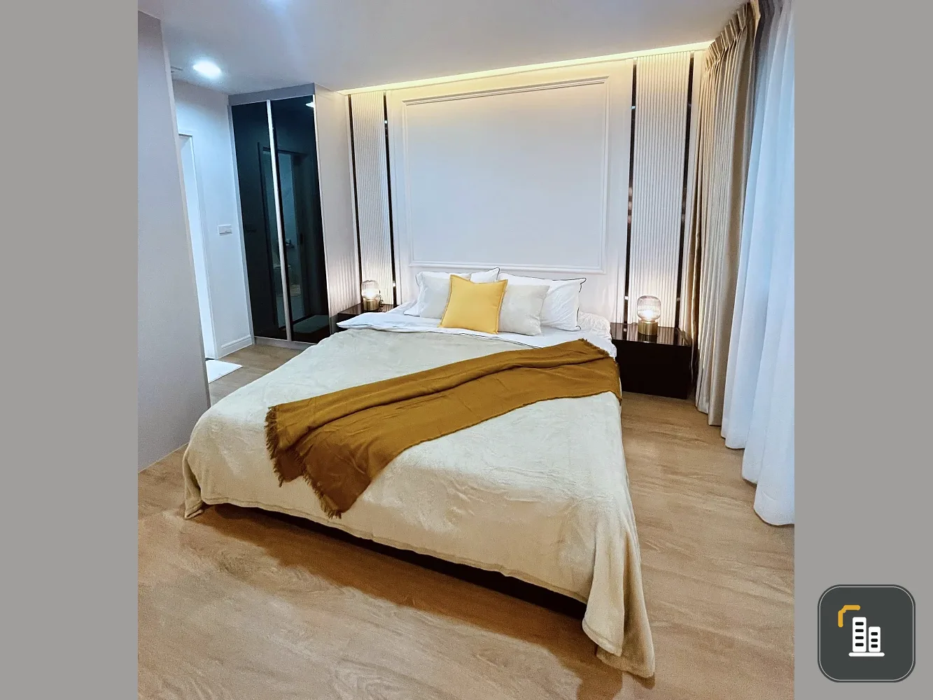 For sale: The Crest Sukhumvit 24, large usable area, beautifully decorated, fully built-in, complete with furniture. Don't miss it.