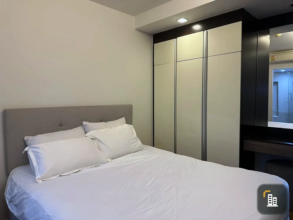For sale: Focus at Ploenchit, fully furnished, with quality built-in wardrobes. Reserve now, get it first.